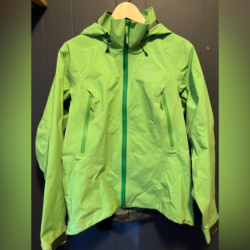 Arc’teryx Gore-tex Pro Beta AR Women’s Medium. Midori Green.